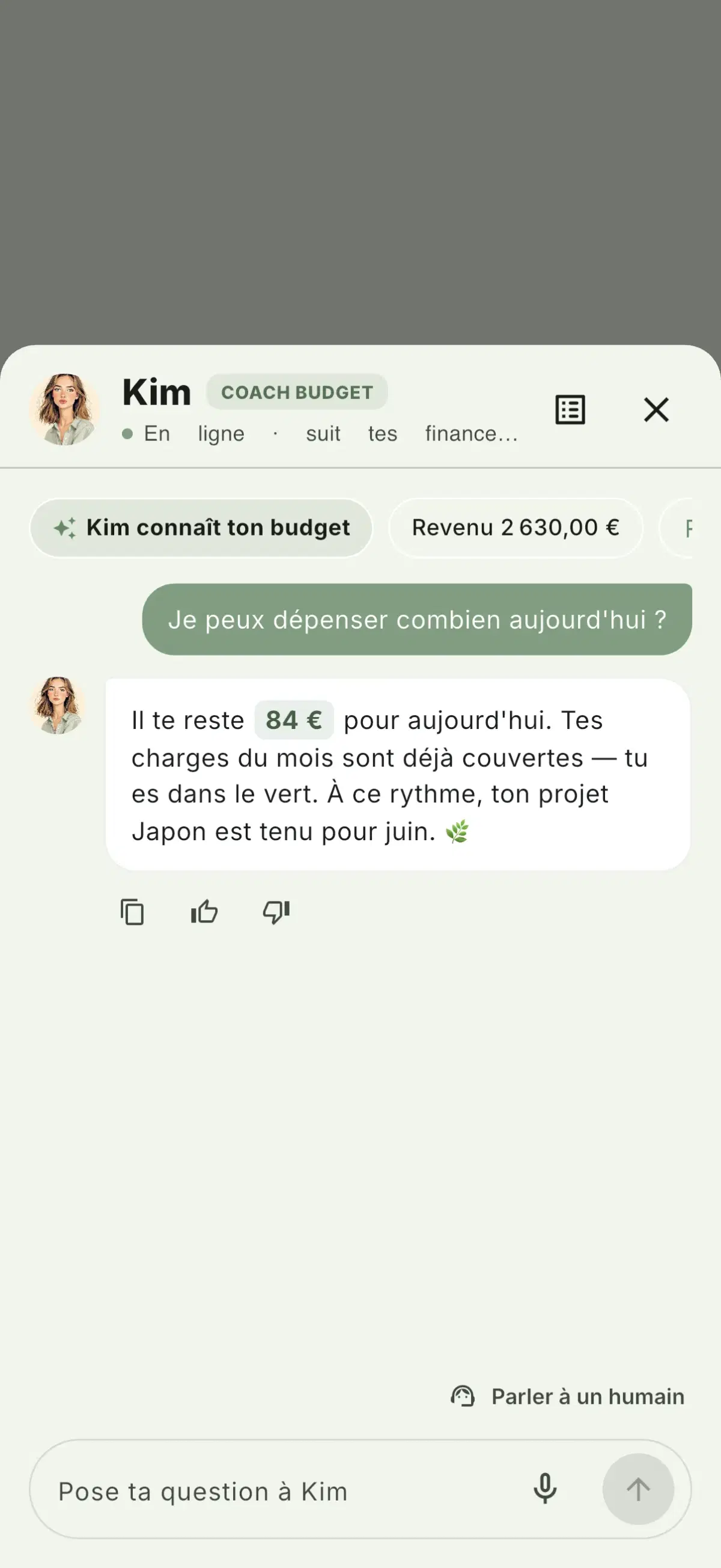 Kim, la coach budget : « Il te reste 84 € pour aujourd'hui. Tes charges du mois sont déjà couvertes — tu es dans le vert. À ce rythme, ton projet Japon est tenu pour juin. »